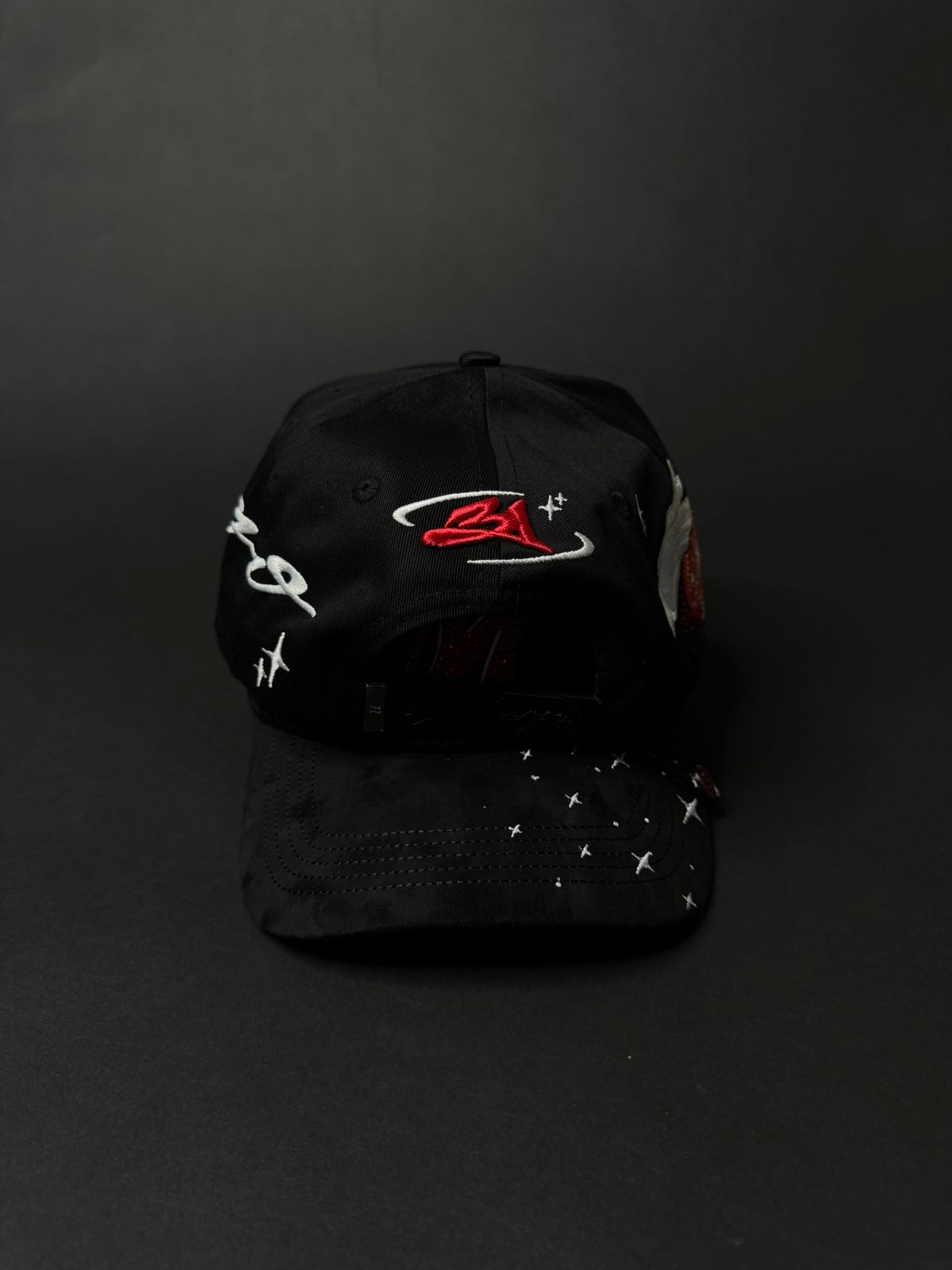 31 HATS "EL MAGO" ROJA