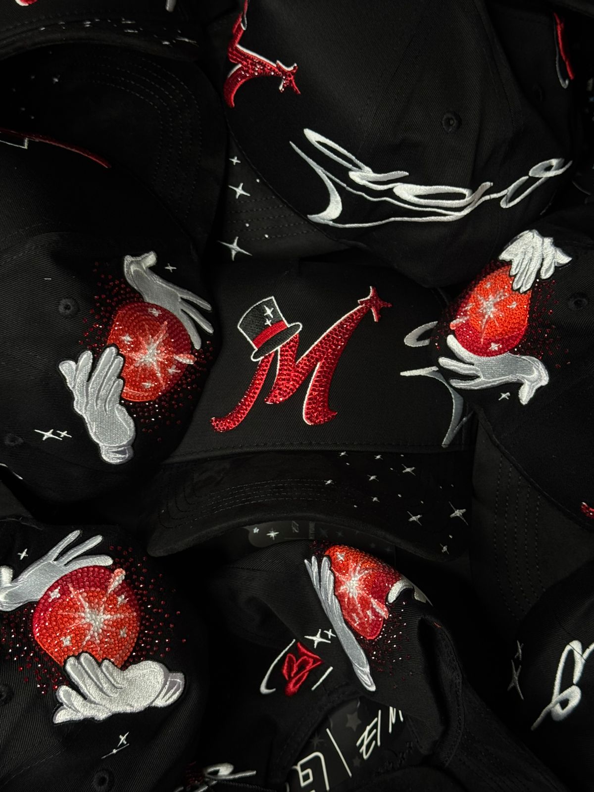 31 HATS "EL MAGO" ROJA