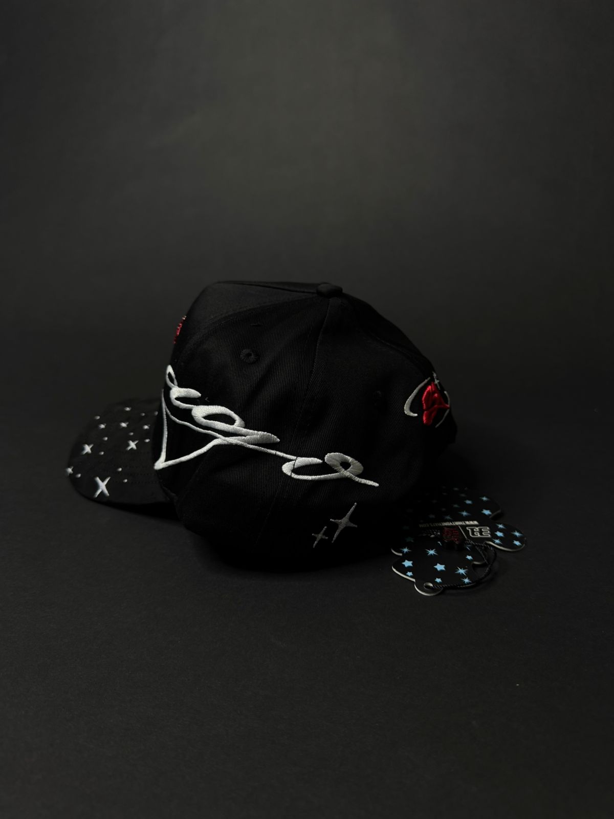 31 HATS "EL MAGO" ROJA
